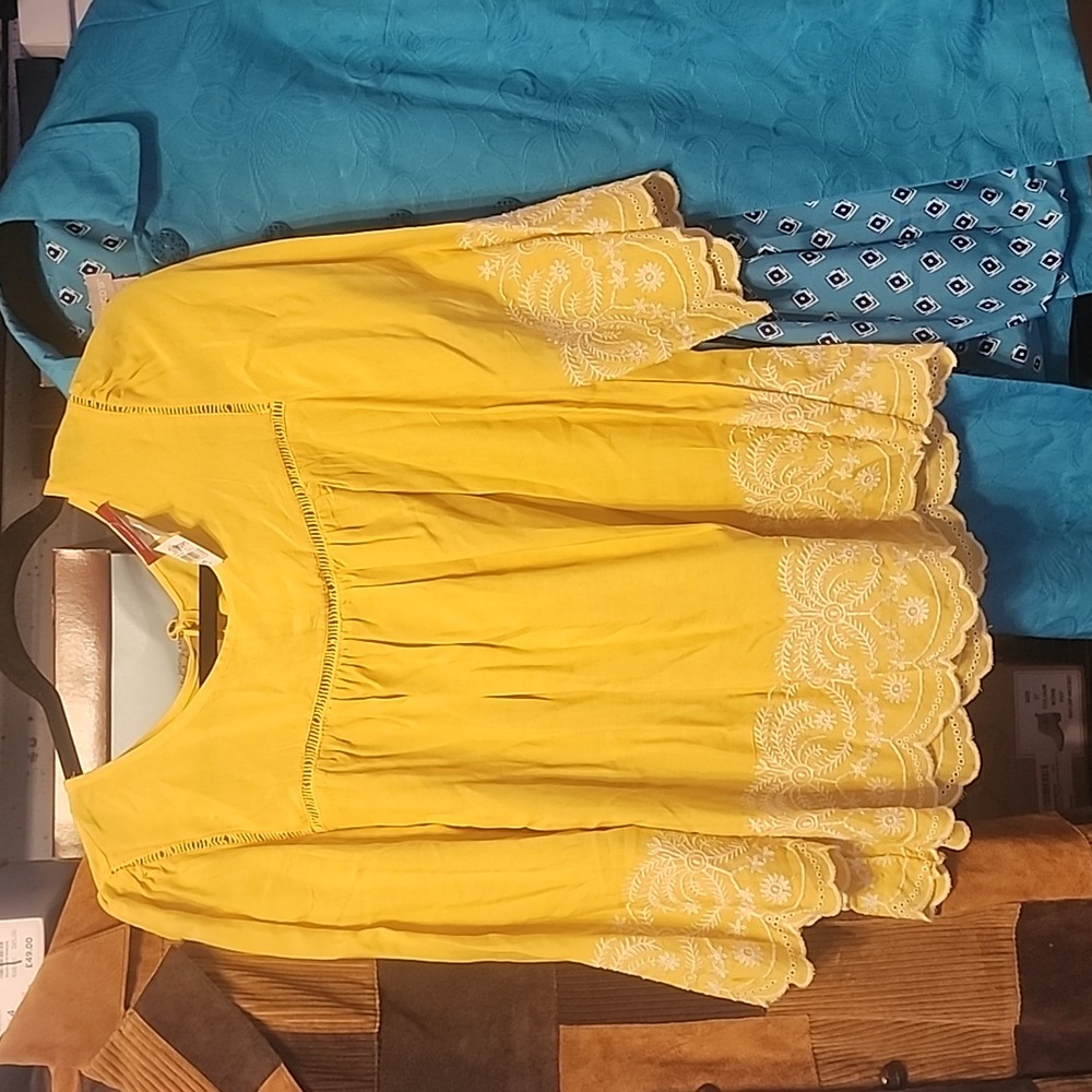 NWT Panhandle Scallop Trim Top